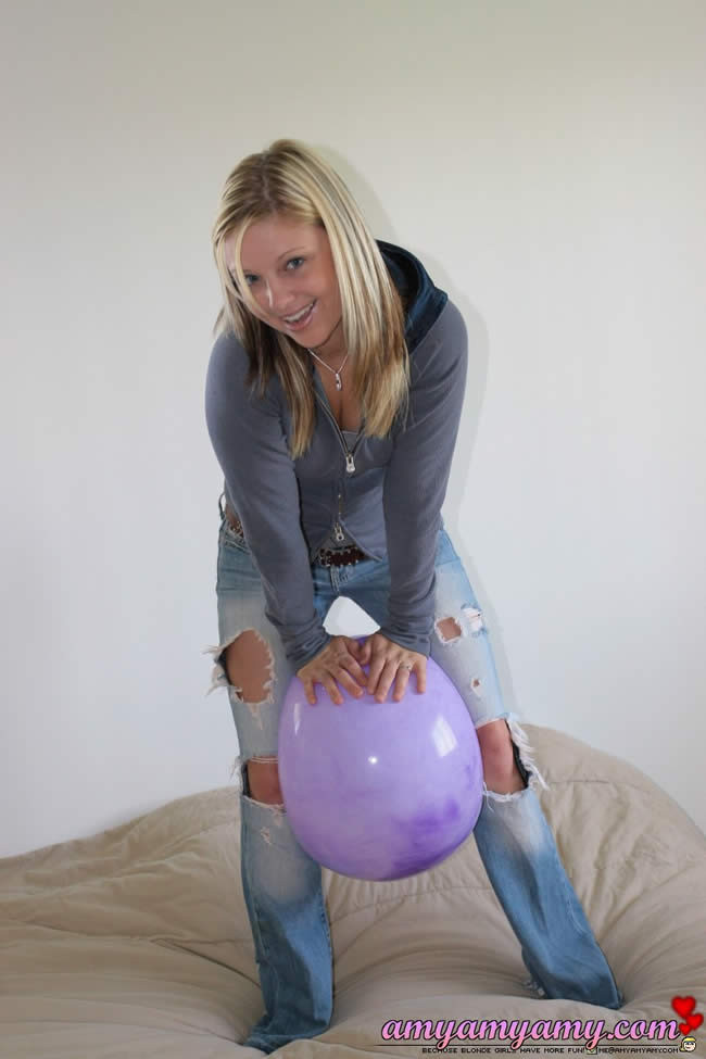 Amy, jeune blonde mignonne, joue avec une grosse balle violette
 #73838910