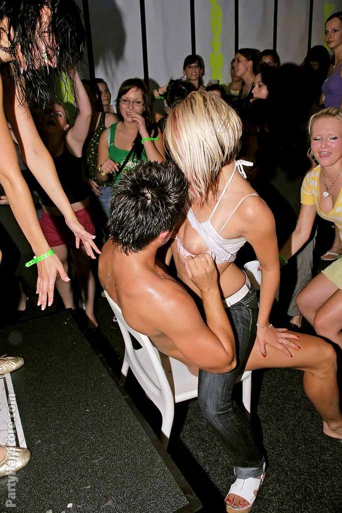 Amateurs baisant fort dans une fête de groupe hardcore
 #76789583