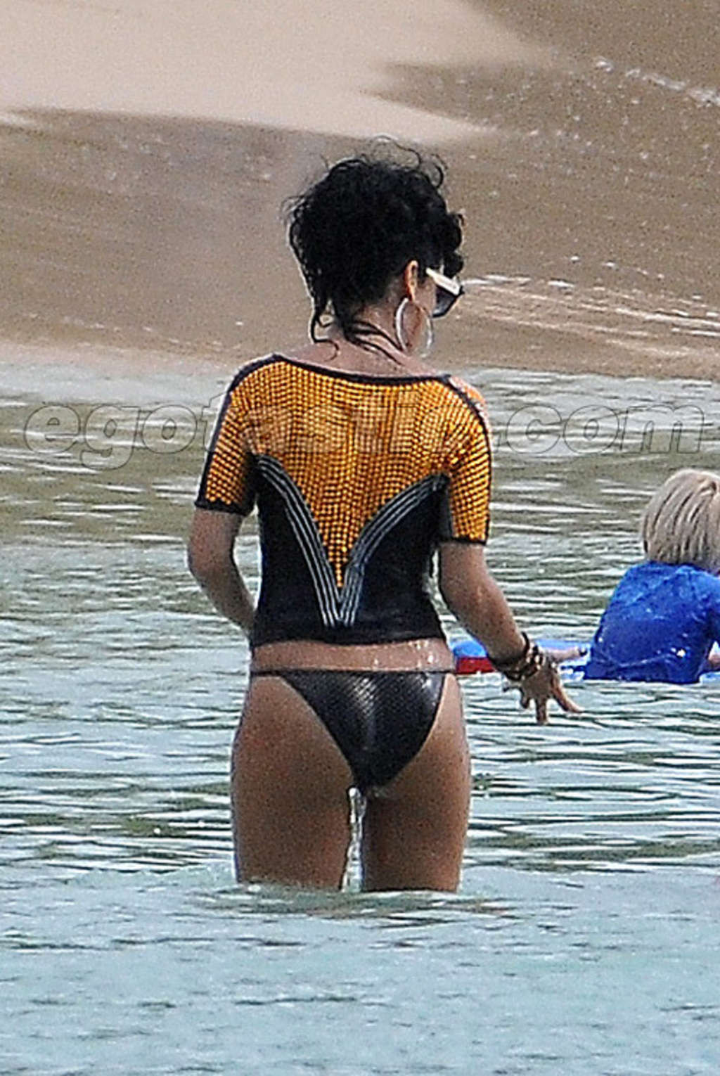 Rihanna zeigt ihre schönen großen Titten in privaten Nacktbildern und Bikini-Posing Brei
 #75391670