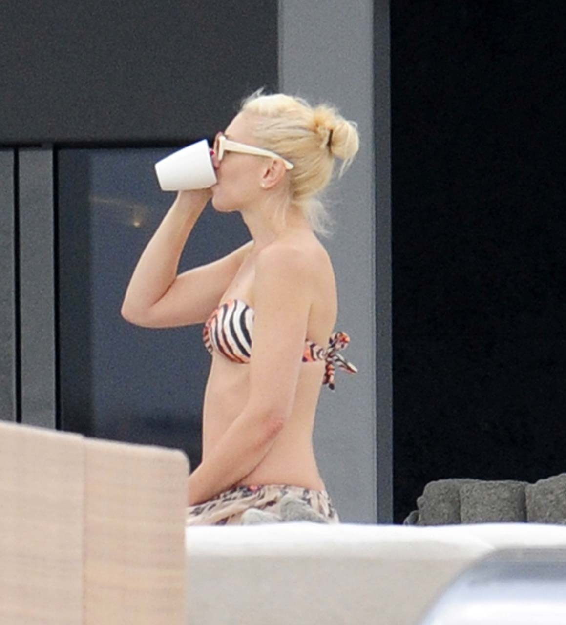 Gwen stefani esponendo corpo sexy e belle tette in bikini top su yacht
 #75304415