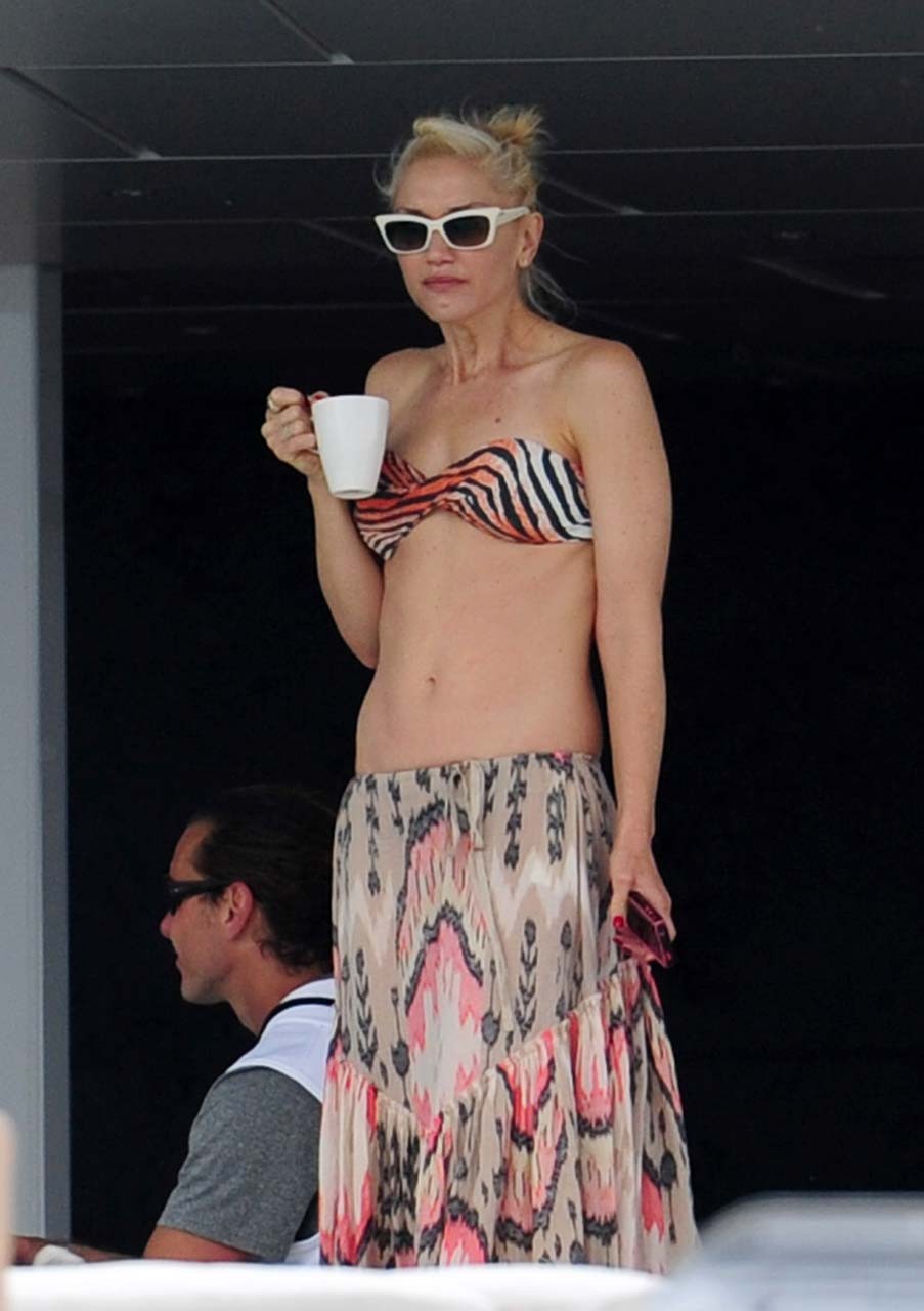 Gwen stefani esponendo corpo sexy e belle tette in bikini top su yacht
 #75304423