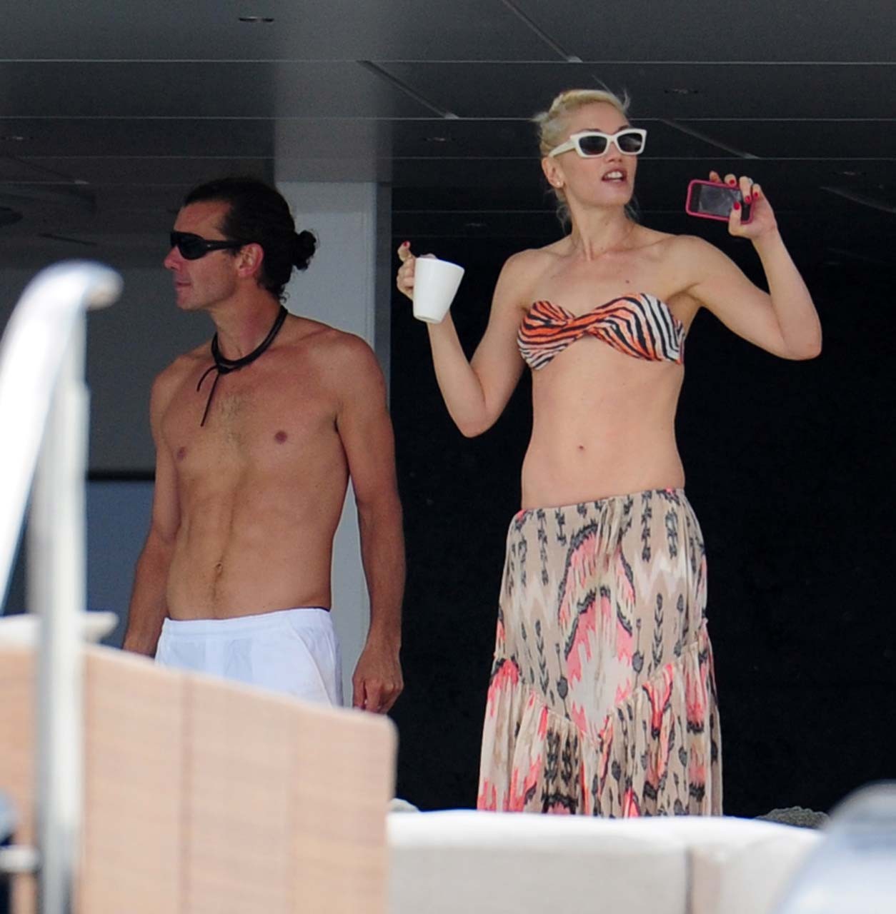 Gwen stefani esponendo corpo sexy e belle tette in bikini top su yacht
 #75304431