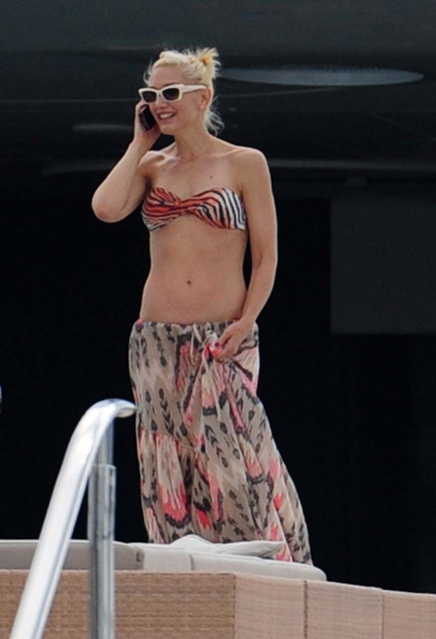 Gwen stefani esponendo corpo sexy e belle tette in bikini top su yacht
 #75304456