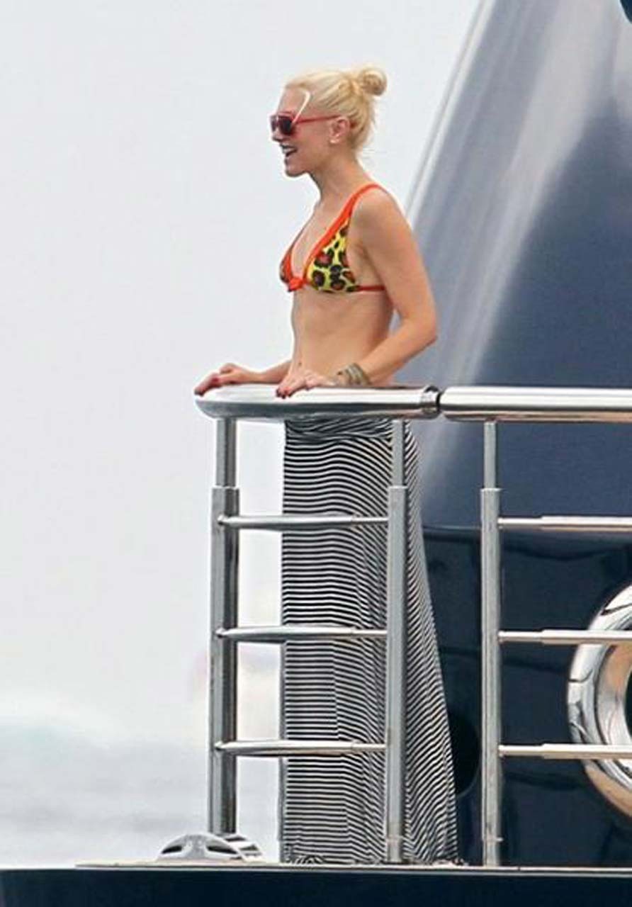 Gwen stefani esponendo corpo sexy e belle tette in bikini top su yacht
 #75304470