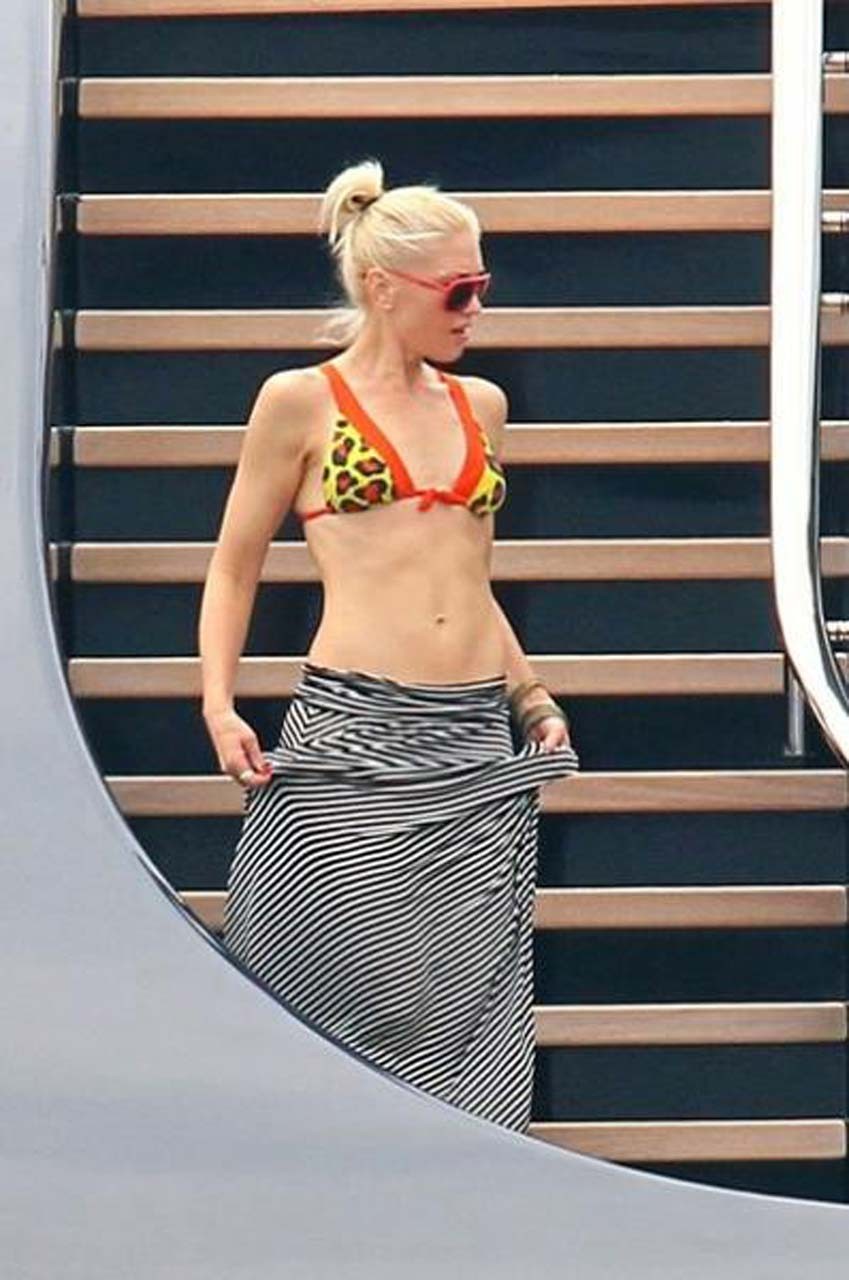 Gwen stefani esponendo corpo sexy e belle tette in bikini top su yacht
 #75304475