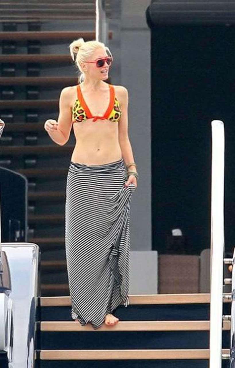 Gwen stefani esponendo corpo sexy e belle tette in bikini top su yacht
 #75304486