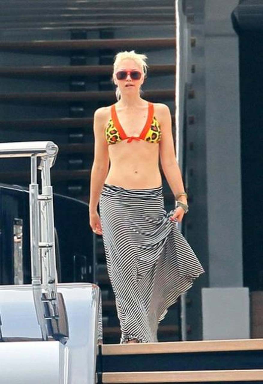 Gwen Stefani exposing sexy body and nice tits in bikini top on yacht #75304491