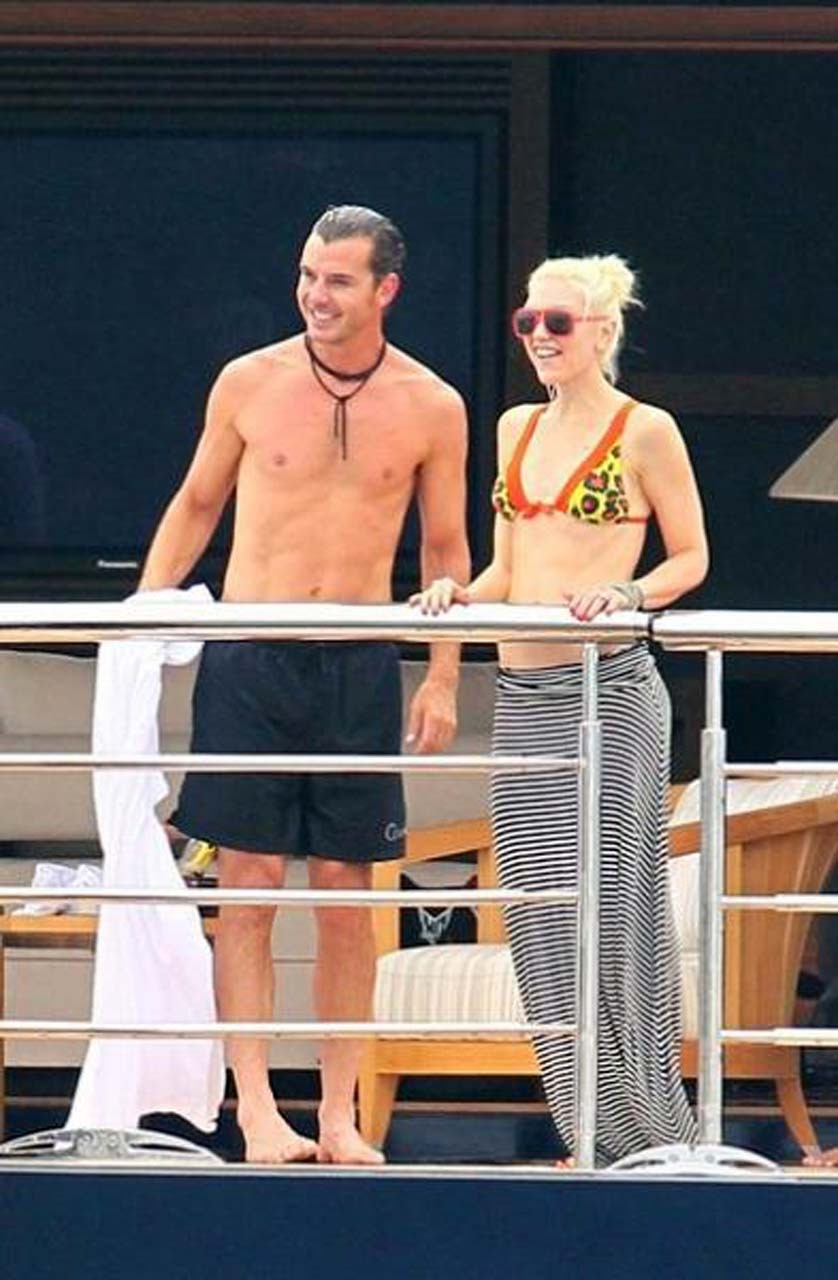 Gwen stefani esponendo corpo sexy e belle tette in bikini top su yacht
 #75304498