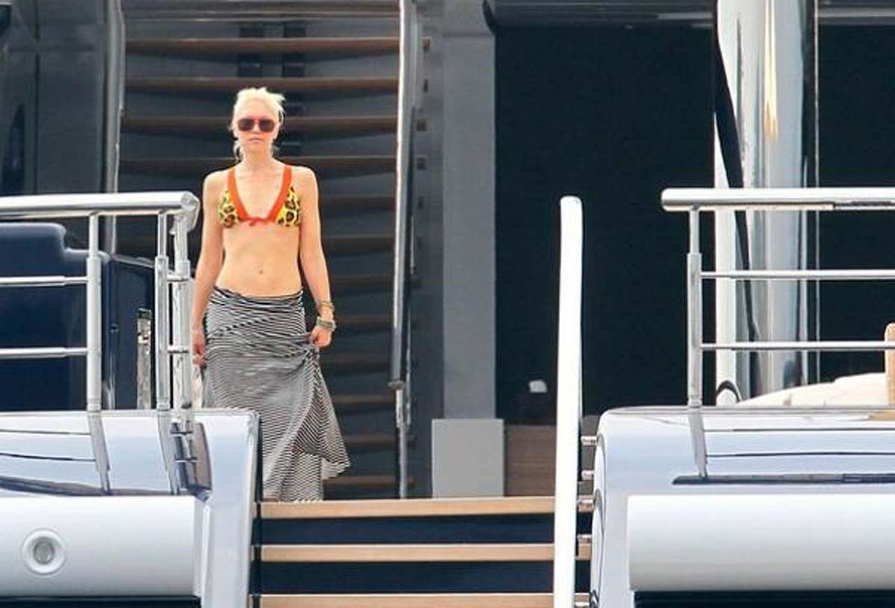 Gwen Stefani exposing sexy body and nice tits in bikini top on yacht #75304501