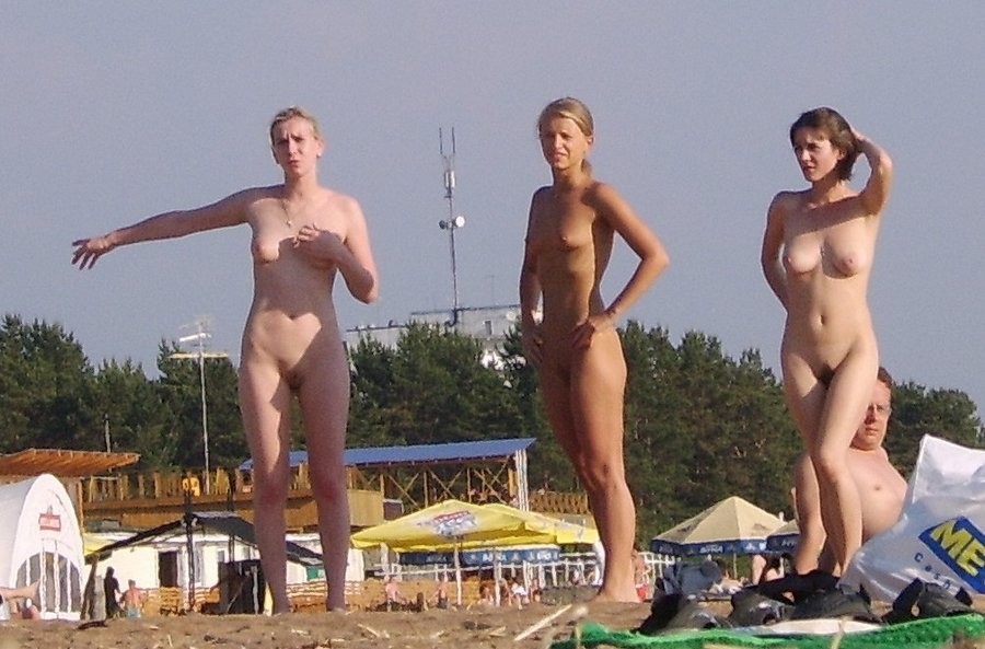 Nudista sexy sin miedo a posar desnuda en público
 #72254643