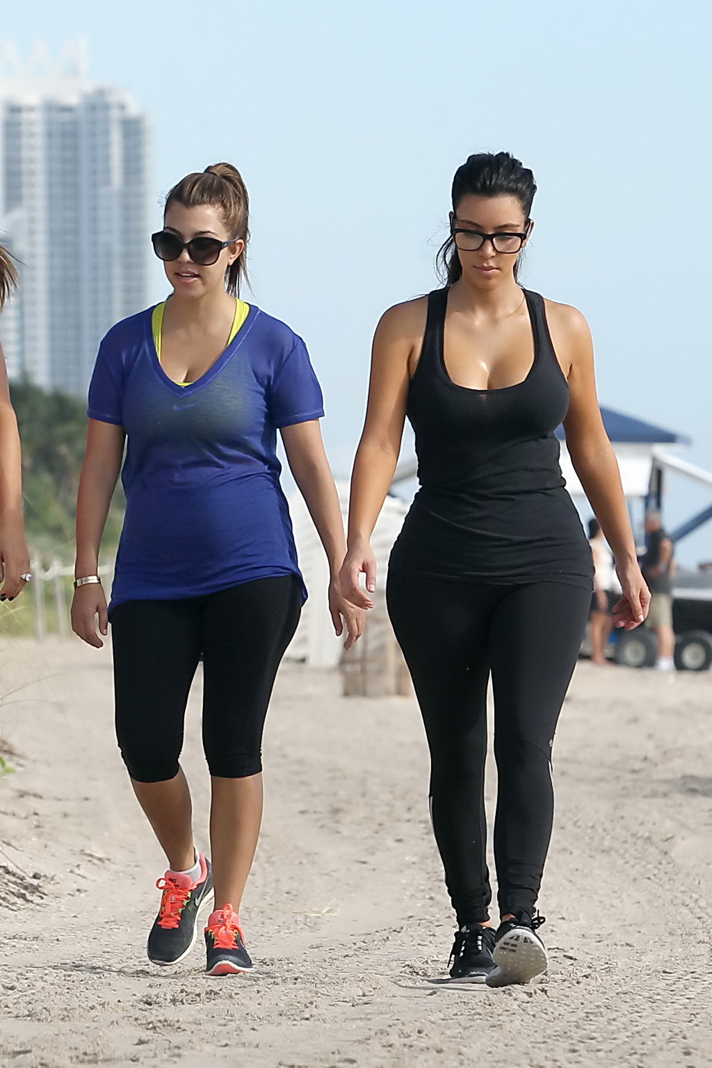 Kim Kardashian che mostra le sue enormi tette in top aderente see-through e collant mentre 
 #75251394