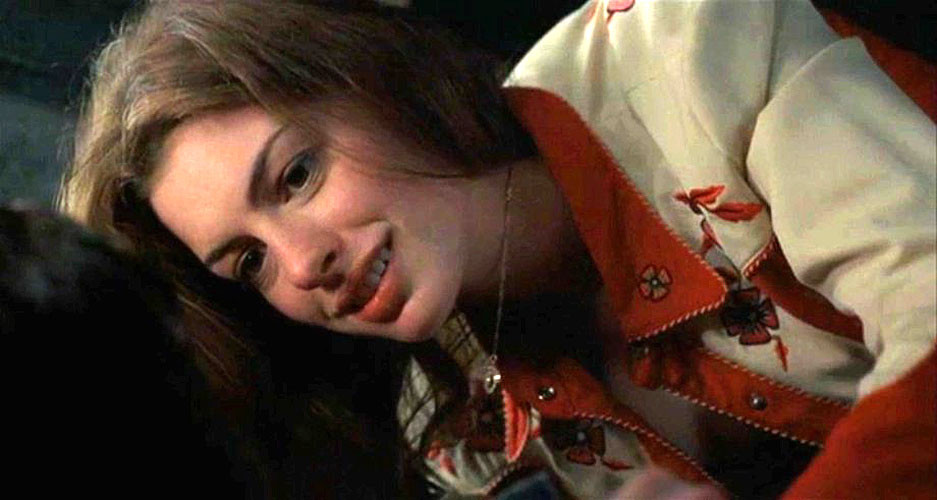Anne Hathaway esponendo le sue belle grandi tette in alcuni tappi di film nudo
 #75390272