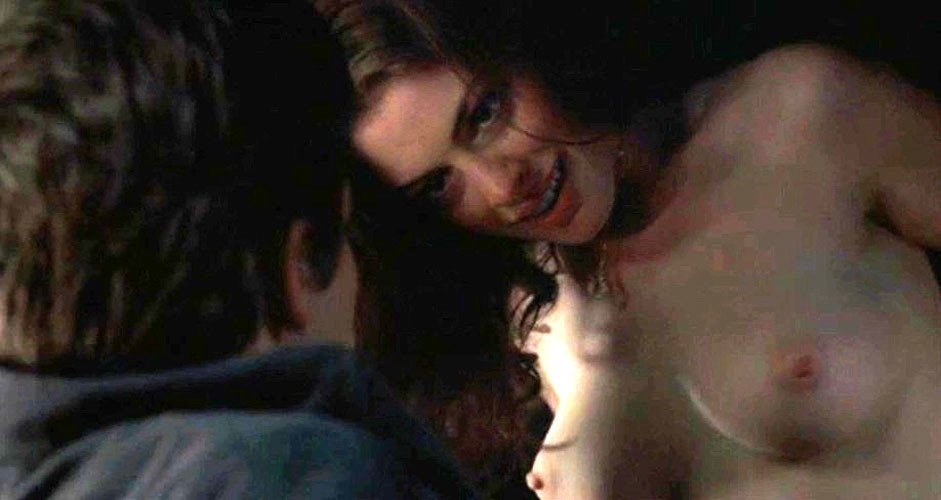 Anne Hathaway esponendo le sue belle grandi tette in alcuni tappi di film nudo
 #75390297