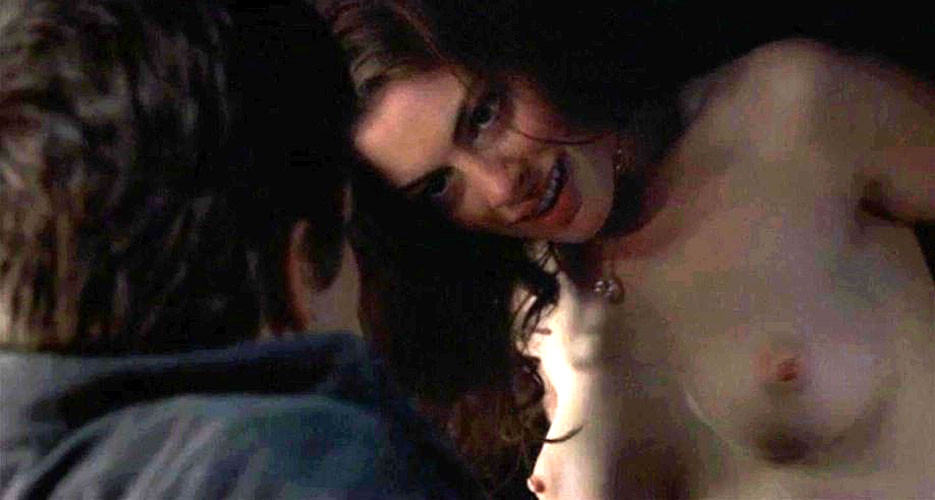 Anne Hathaway esponendo le sue belle grandi tette in alcuni tappi di film nudo
 #75390302