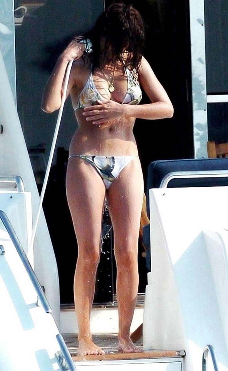 Penelope cruz sexy et chaude en bikini et tétons glissés photos paparazzi
 #75306301