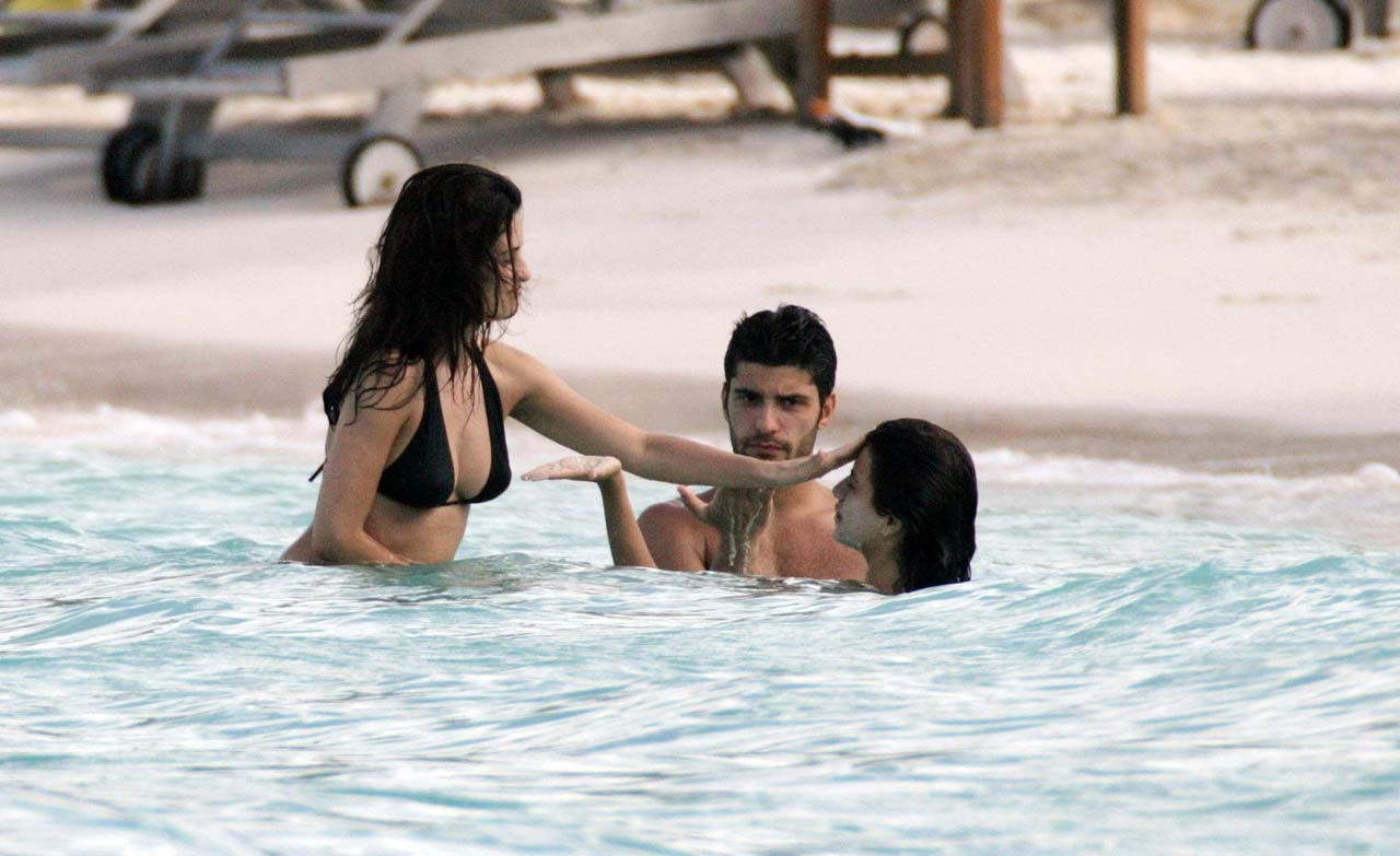 Penelope cruz sexy et chaude en bikini et tétons glissés photos paparazzi
 #75306313