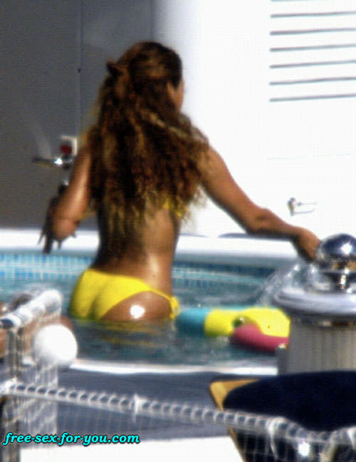 Beyonce Knowles Show Great Ass And Look Sexy In Yellow Bikini