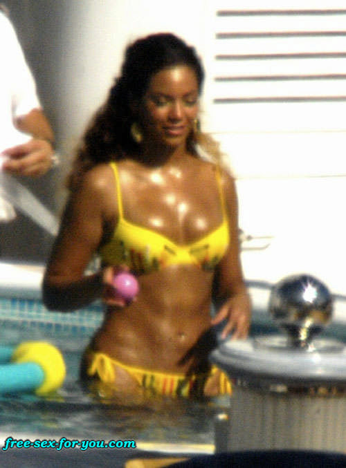 Beyonce Knowles zeigt ihren tollen Arsch und sieht im gelben Bikini sexy aus
 #75433124