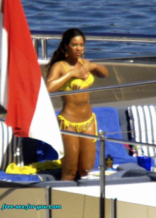 Beyonce Knowles zeigt ihren tollen Arsch und sieht im gelben Bikini sexy aus
 #75433127