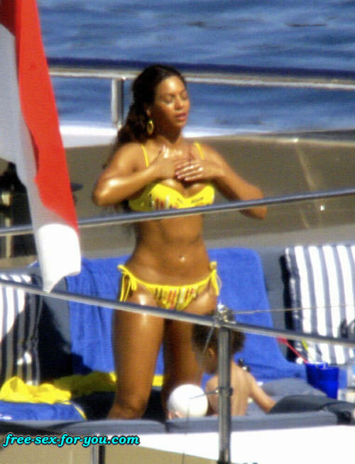 Beyonce knowles mostrando su gran culo y se ve sexy en bikini amarillo
 #75433137