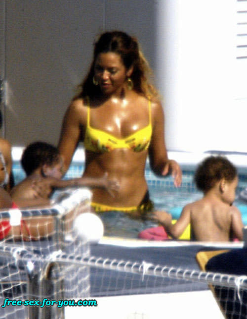 Beyonce Knowles mostra grande culo e guardare sexy in bikini giallo #75433141