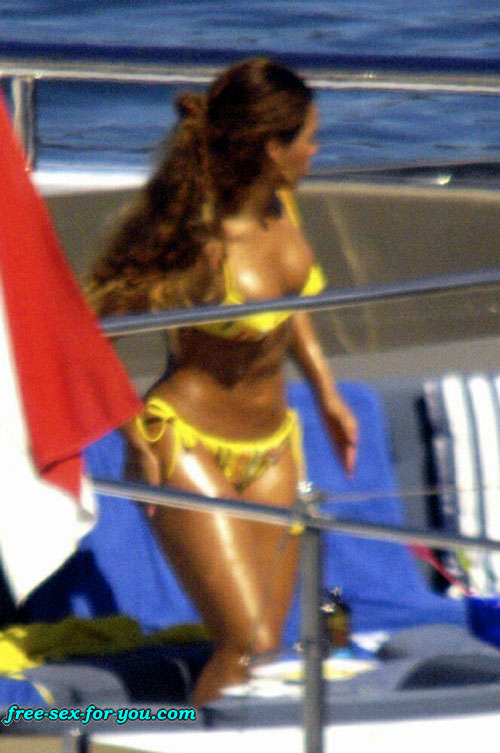 Beyonce knowles mostrando su gran culo y se ve sexy en bikini amarillo
 #75433154