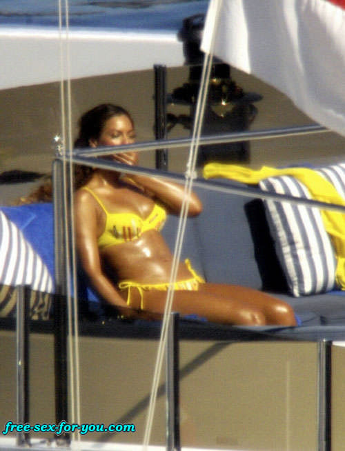 Beyonce Knowles mostra grande culo e guardare sexy in bikini giallo #75433159