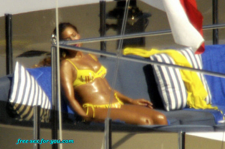 Beyonce Knowles zeigt ihren tollen Arsch und sieht im gelben Bikini sexy aus
 #75433173