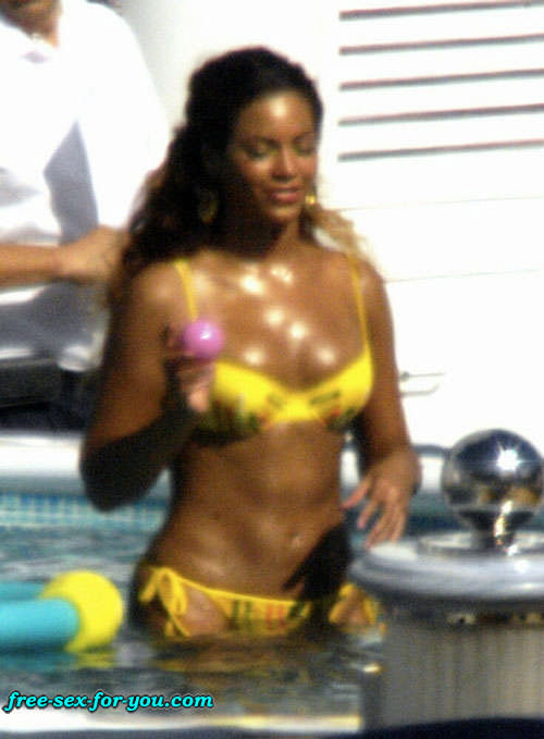 Beyonce Knowles zeigt ihren tollen Arsch und sieht im gelben Bikini sexy aus
 #75433184