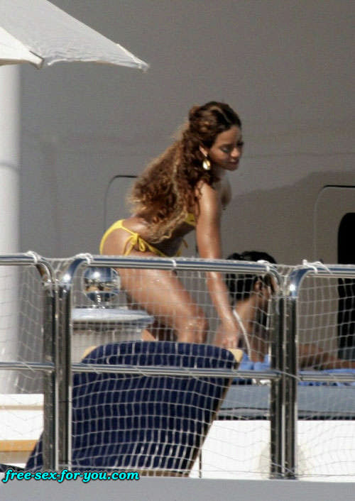Beyonce Knowles zeigt ihren tollen Arsch und sieht im gelben Bikini sexy aus
 #75433187