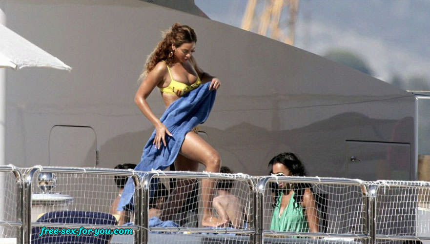 Beyonce Knowles zeigt ihren tollen Arsch und sieht im gelben Bikini sexy aus
 #75433197
