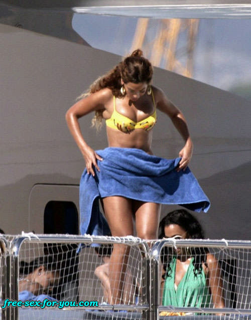 Beyonce Knowles zeigt ihren tollen Arsch und sieht im gelben Bikini sexy aus
 #75433203