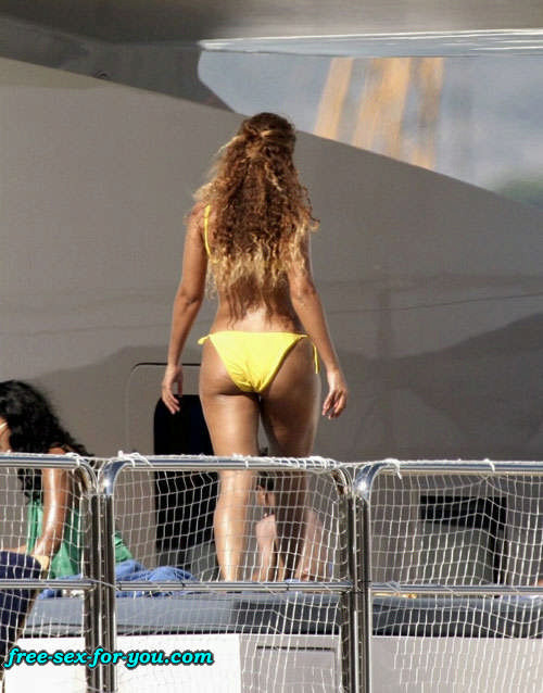 Beyonce Knowles zeigt ihren tollen Arsch und sieht im gelben Bikini sexy aus
 #75433208
