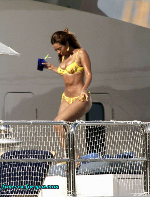 Beyonce knowles mostrando su gran culo y se ve sexy en bikini amarillo
 #75433217