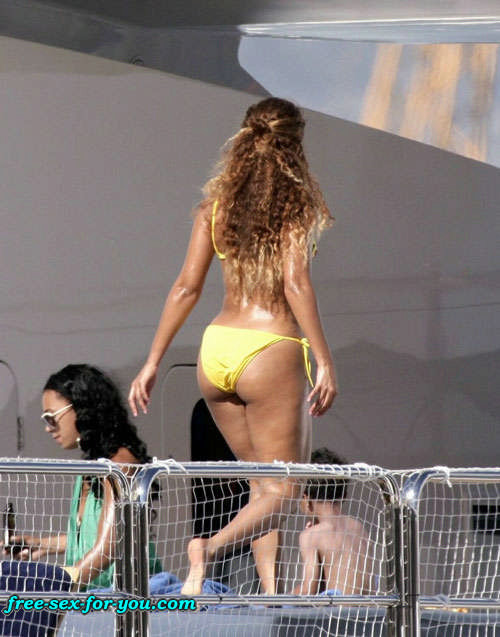 Beyonce knowles mostrando su gran culo y se ve sexy en bikini amarillo
 #75433233