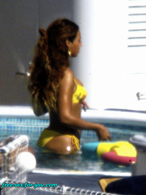 Beyonce knowles mostrando su gran culo y se ve sexy en bikini amarillo
 #75433242