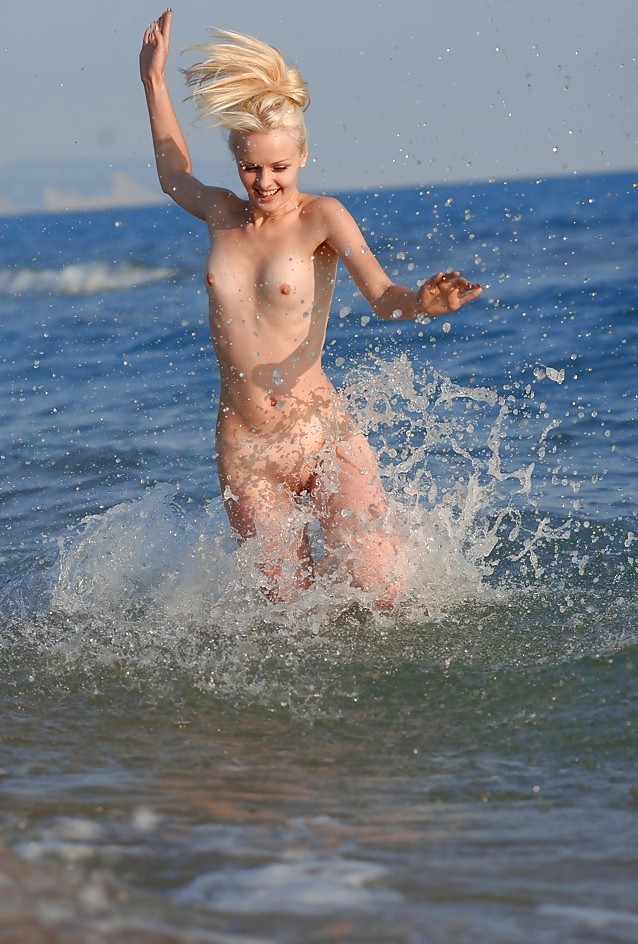 Jeune blonde chaude jouant dans le sable mouillé
 #72246250