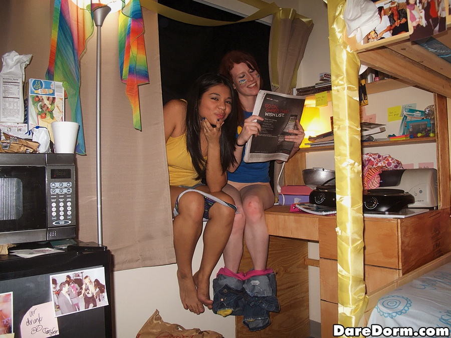 Des copines d'université se font pénétrer dans des chambres de dortoir avec des images faites maison.
 #76779487