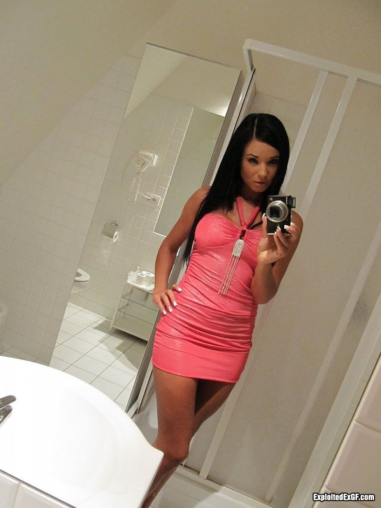 Perfektes kleines Babe posiert in ihrem Badezimmer
 #67549705