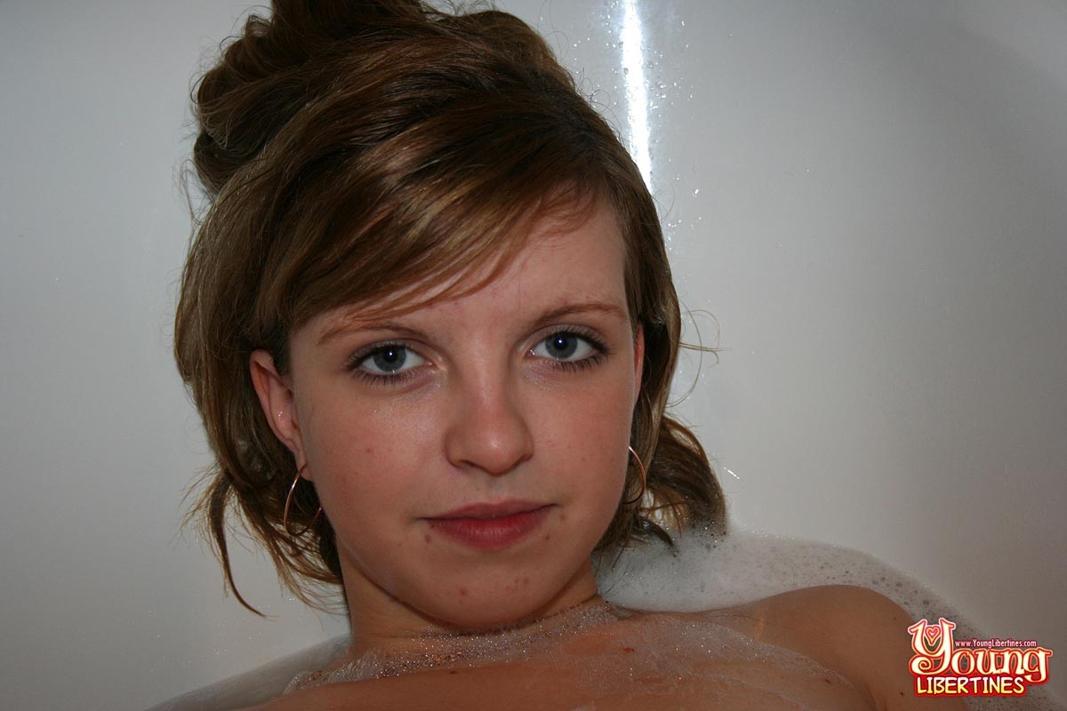 Ragazza giovane amatoriale succhia nella vasca da bagno
 #79047765