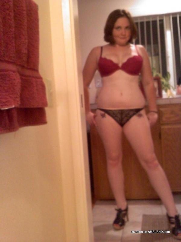 Morena cachonda y caliente posando en lencería
 #67282067