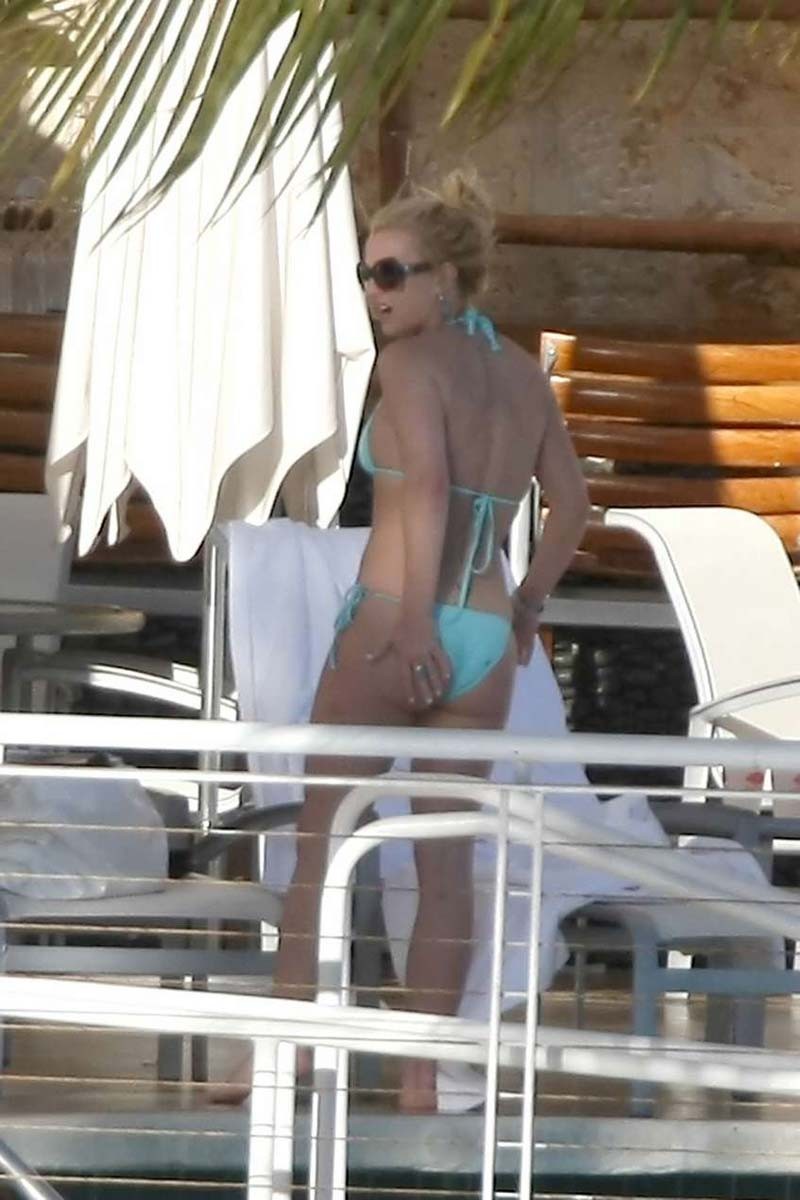Britney spears : jupe haute de sa célèbre chatte
 #75312228