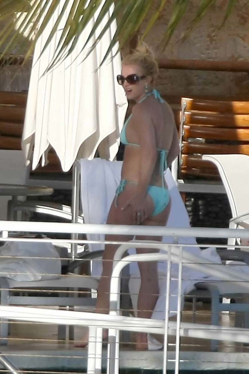 Britney Spears upskirt of her famous pussy #75312235