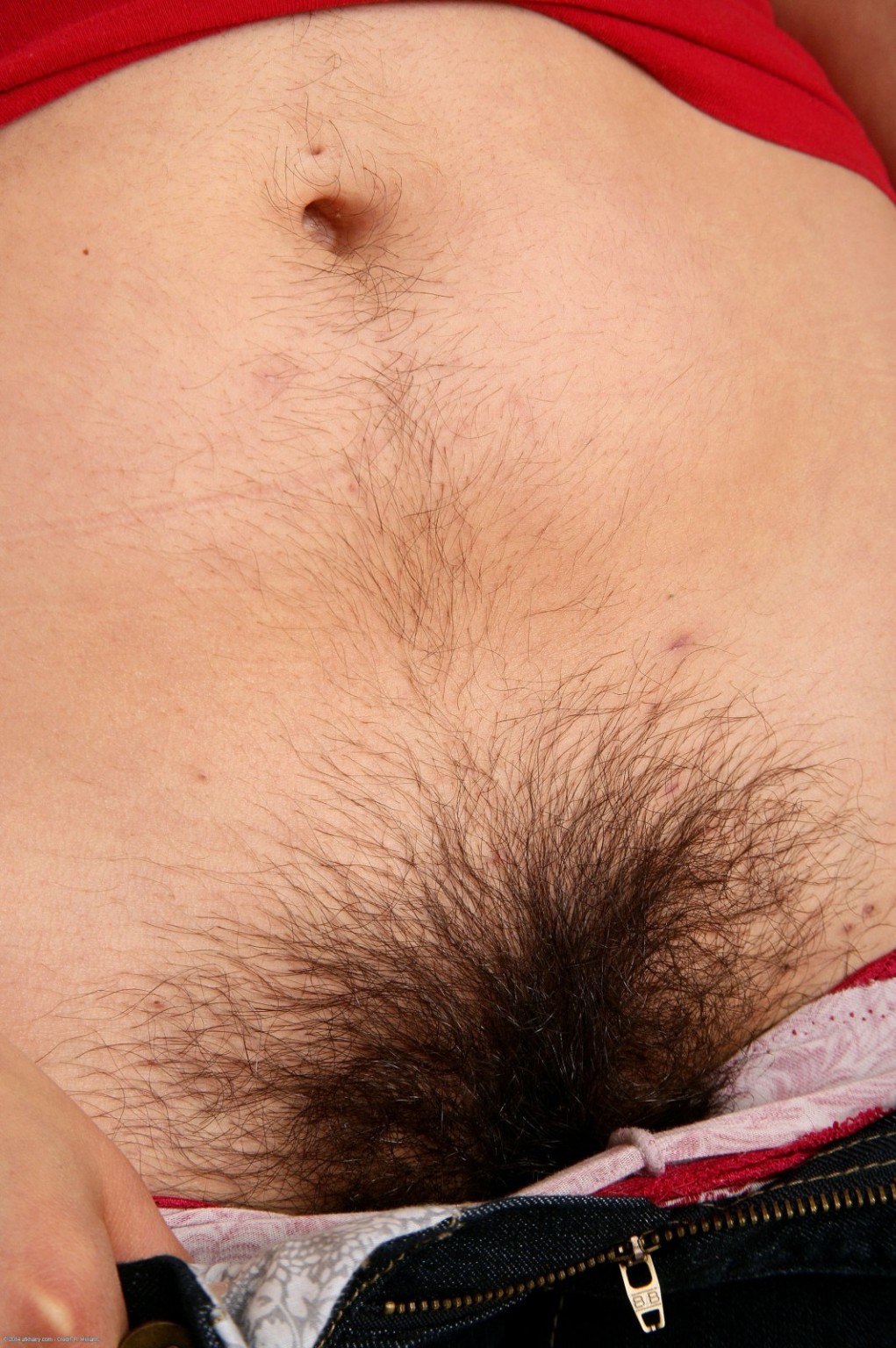 Furchtlose Faye liebt es, ihren gruseligen haarigen Arsch und Muff zu spreizen
 #67629985