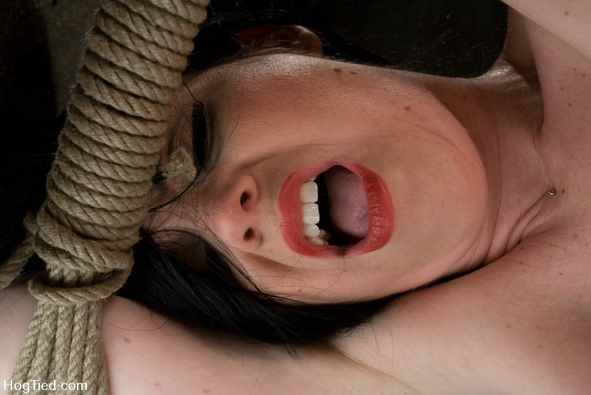 Nena tetona atada con una cuerda
 #72189075