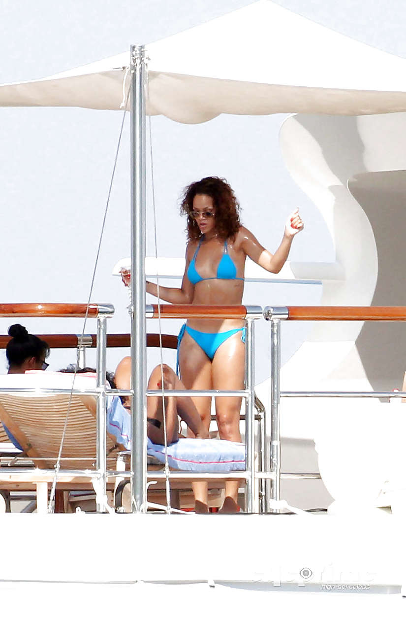 Rihanna luciendo sexy en bikini azul en un yate y abriendo las piernas en el escenario
 #75290036