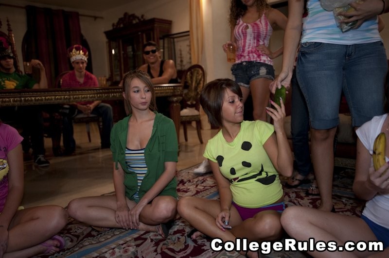 Una festa universitaria con ragazze ubriache si trasforma in un'orgia
 #75731265