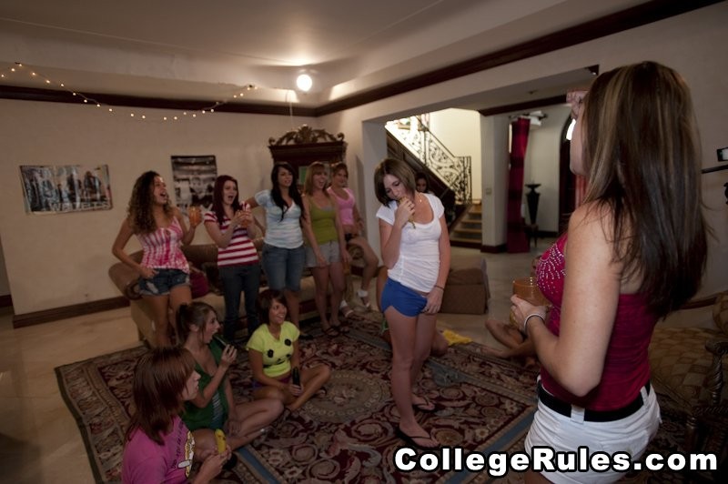 College-Party mit betrunkenen Babes endet in einer Orgie
 #75731274