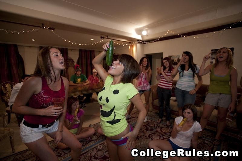 College-Party mit betrunkenen Babes endet in einer Orgie
 #75731277