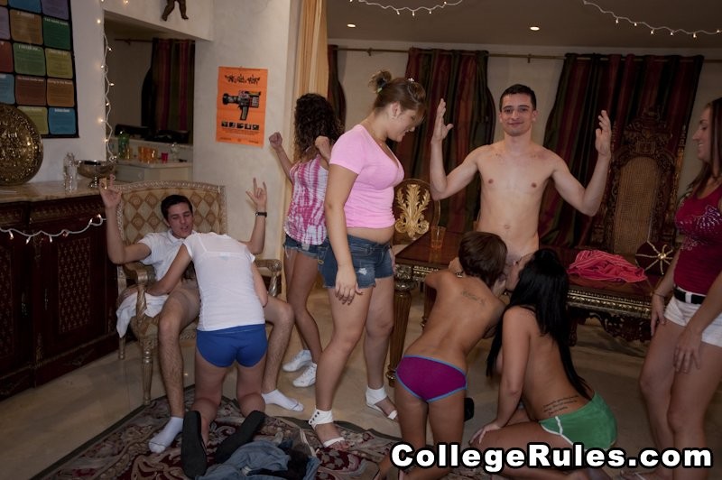 Une fête universitaire avec des filles ivres tourne à l'orgie.
 #75731280